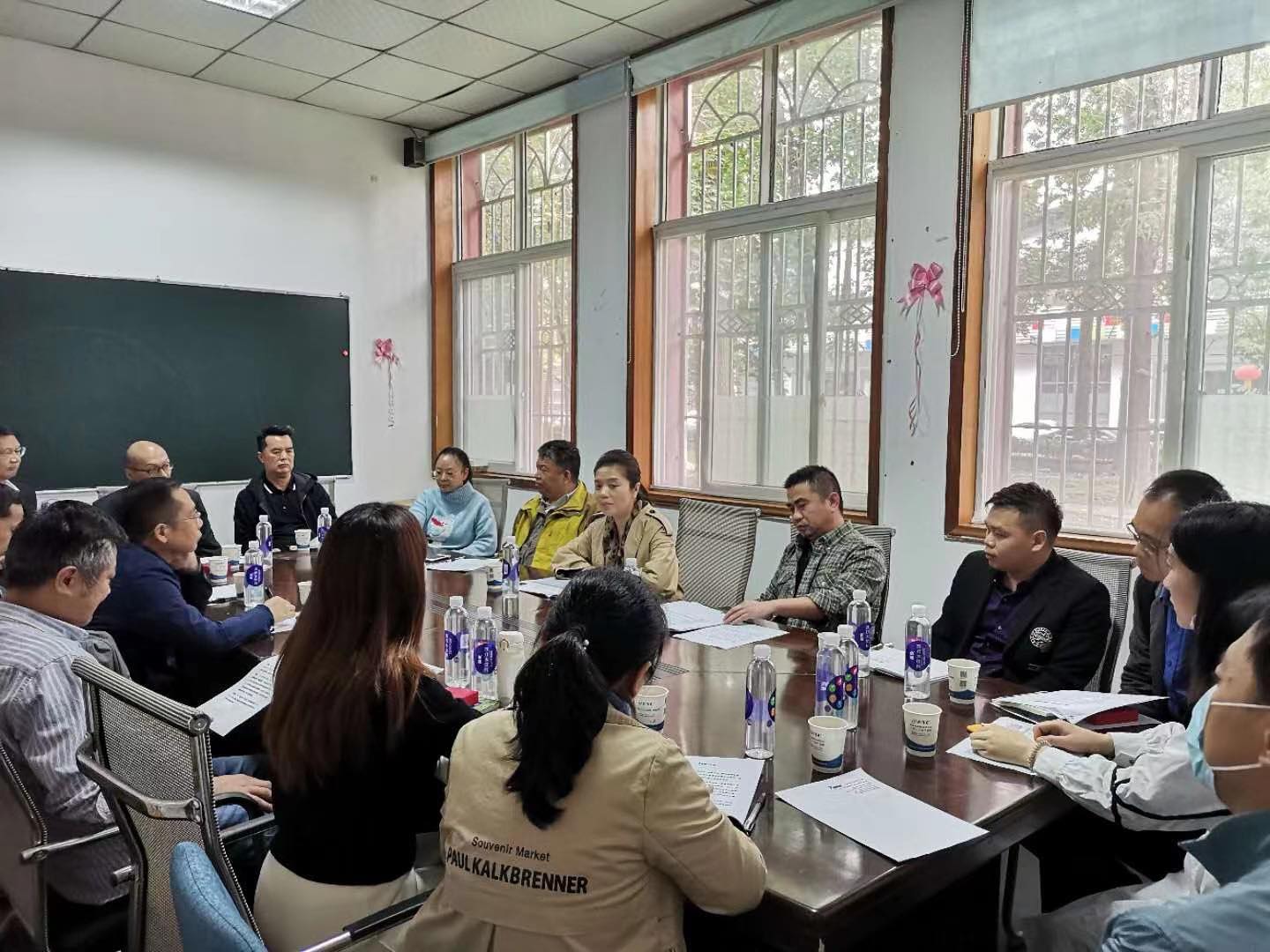 硚口區(qū)副區(qū)長(zhǎng)張智及中國(guó)民建硚口區(qū)委會(huì)等領(lǐng)導(dǎo)前來(lái)世佳偉業(yè)公司指導(dǎo)工作