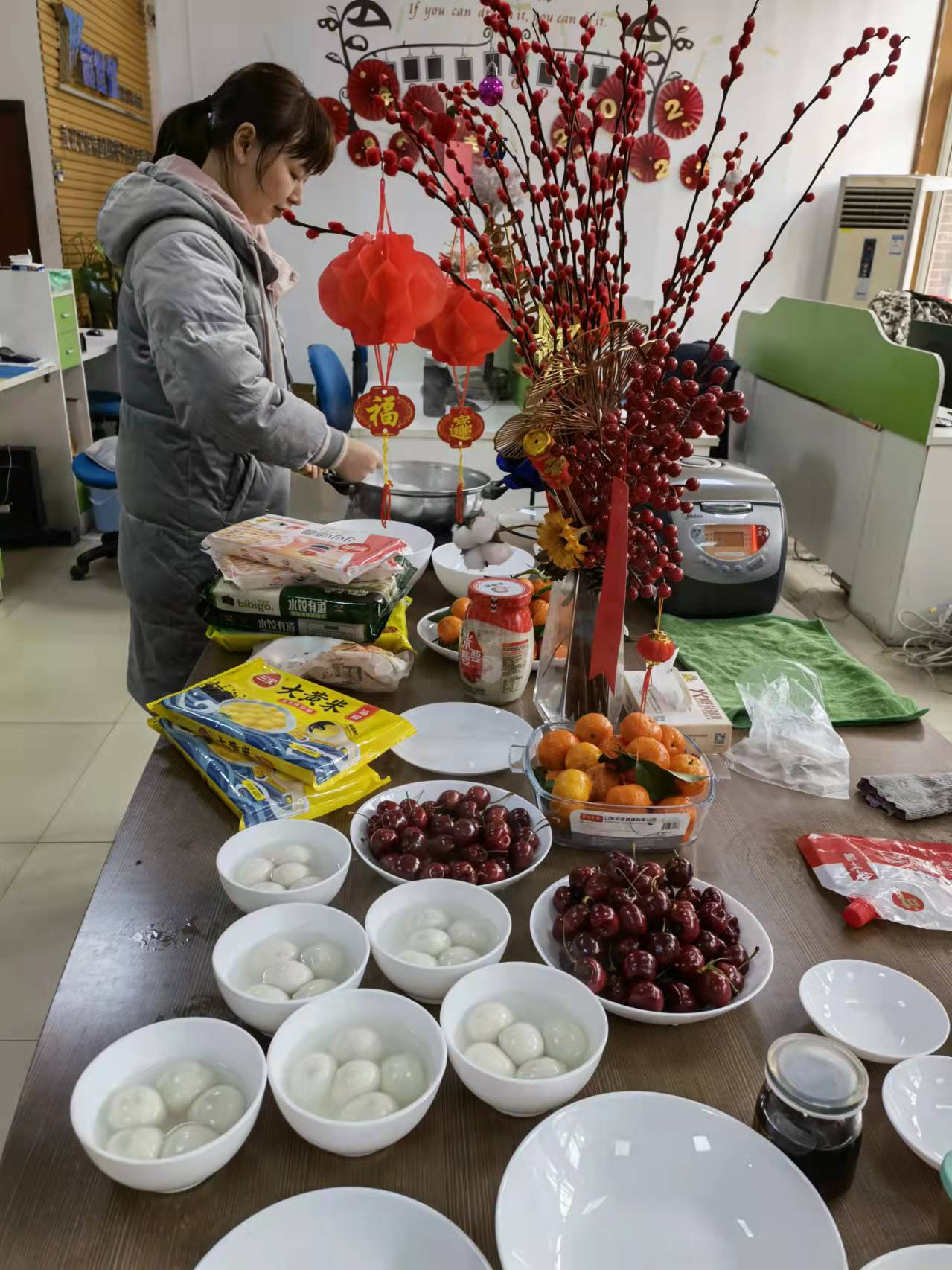 “團(tuán)團(tuán)圓圓,甜蜜暖心”世佳偉業(yè)公司開展元宵包湯圓活動(圖1) 0f06084a1aa370be1a7b9ba43afe0f6.jpg