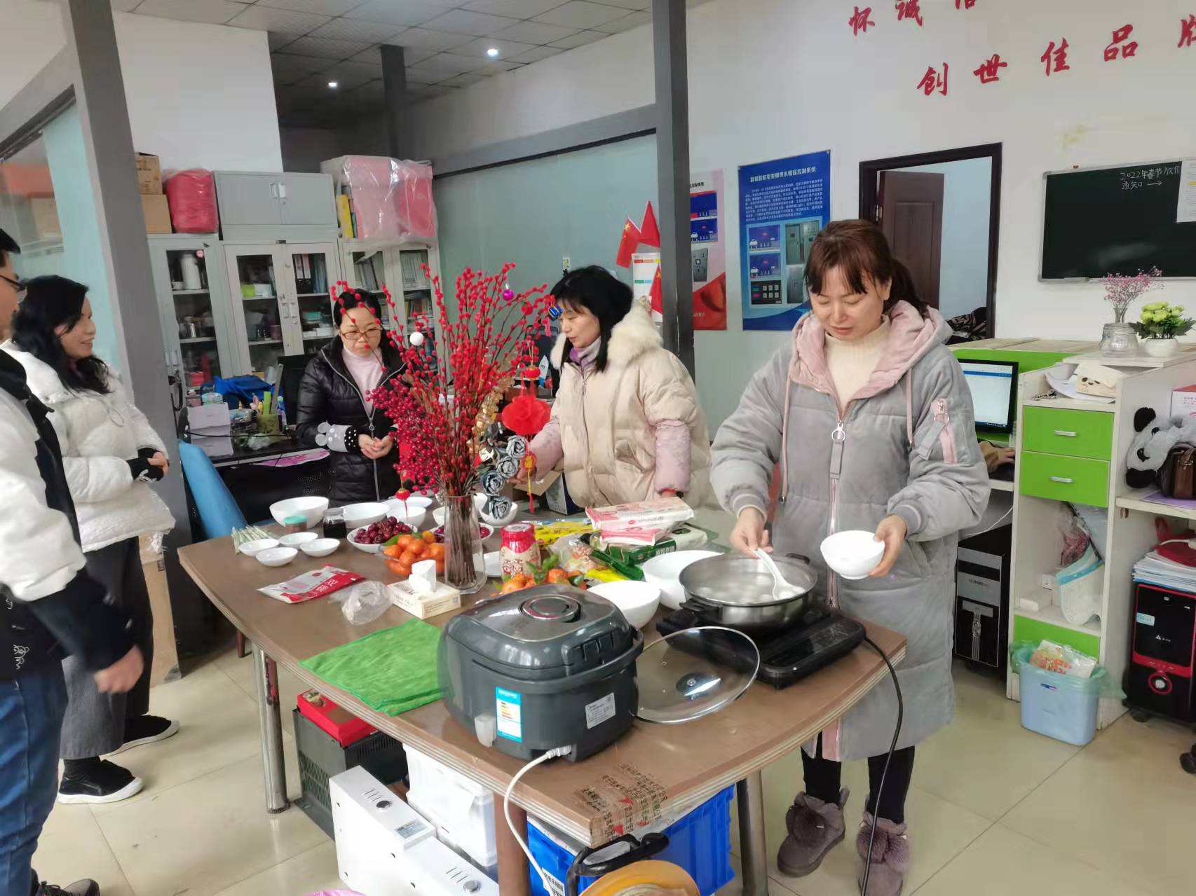 “團(tuán)團(tuán)圓圓,甜蜜暖心”世佳偉業(yè)公司開展元宵包湯圓活動(圖4) 42b0c6cf255defae108b65fbd62fe24.jpg