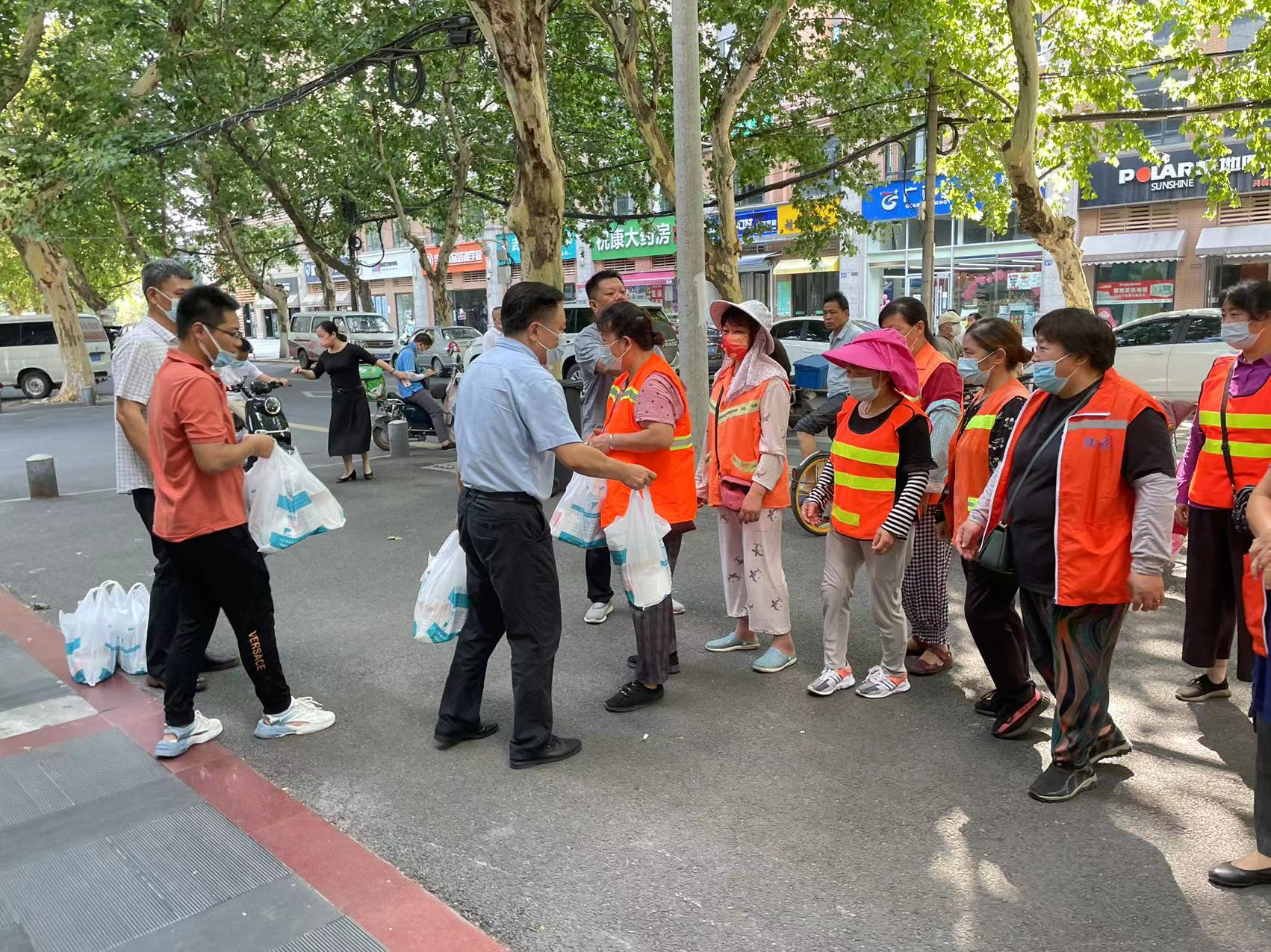 世佳偉業(yè)公司慰問硚口區(qū)環(huán)衛(wèi)工人