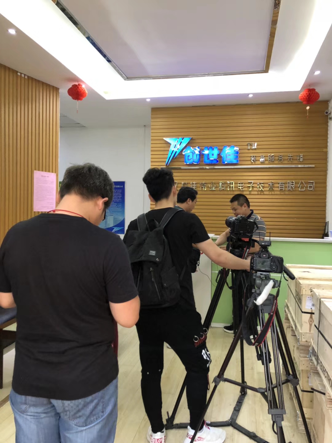 長江日報(bào)前來采訪，創(chuàng)世佳董事長提出：研發(fā)、制造、服務(wù) 一個(gè)都不能少(圖2)