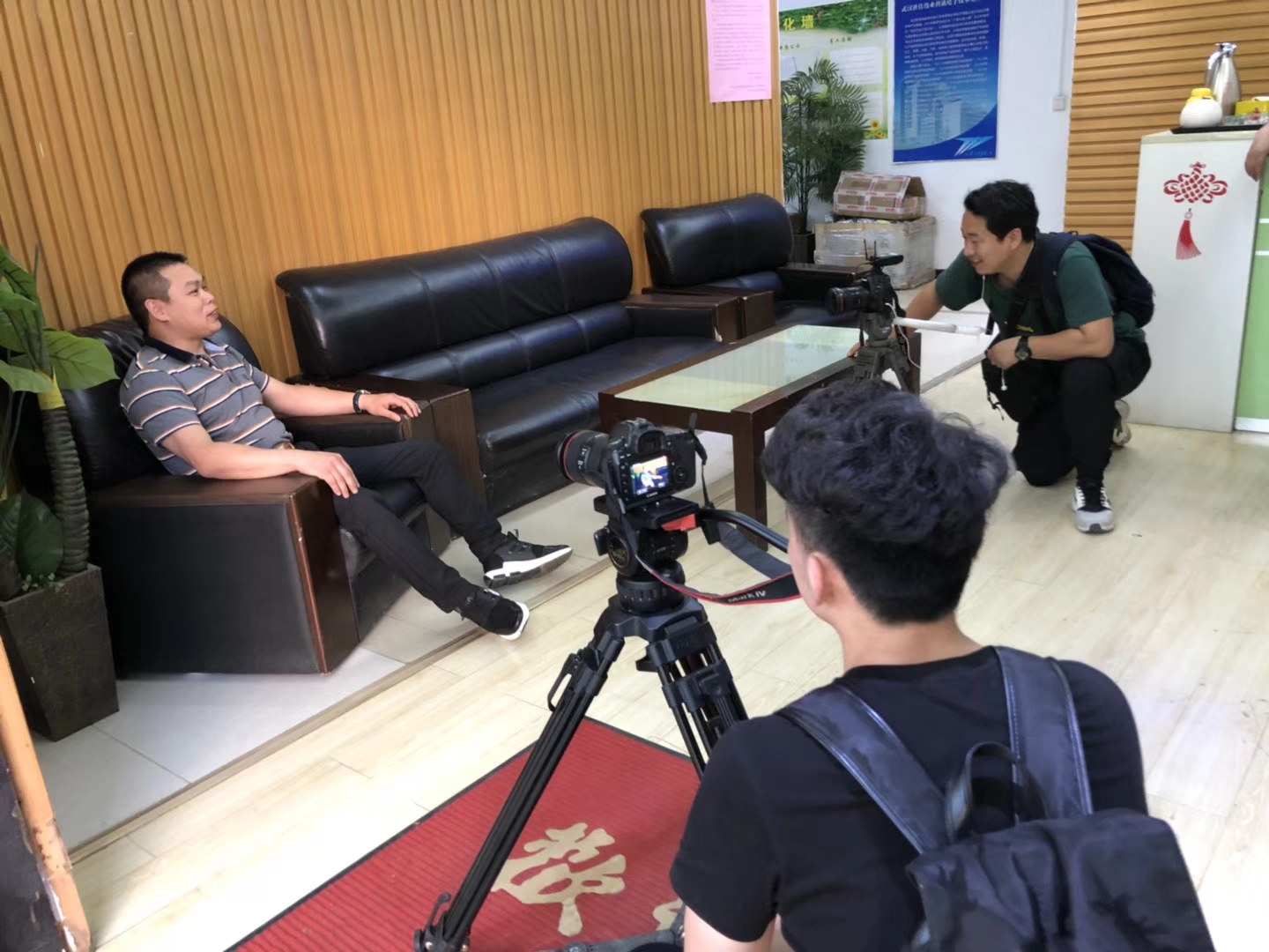 長江日報前來采訪，創(chuàng)世佳董事長提出：研發(fā)、制造、服務(wù) 一個都不能少